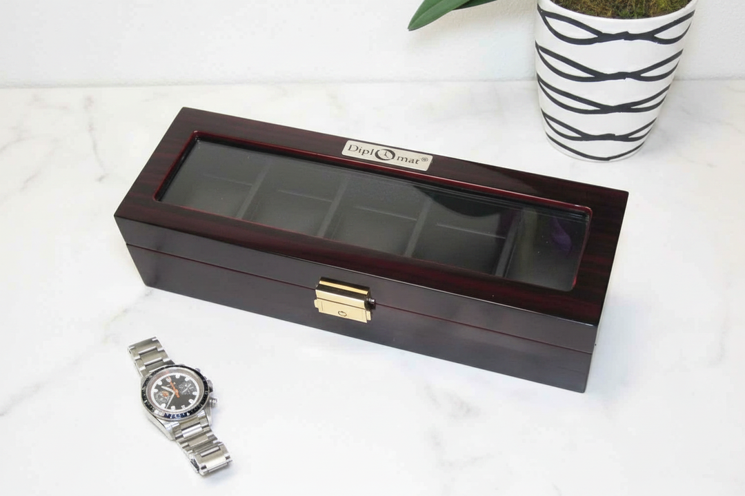 Lifestyle 1 - Closed box on marble